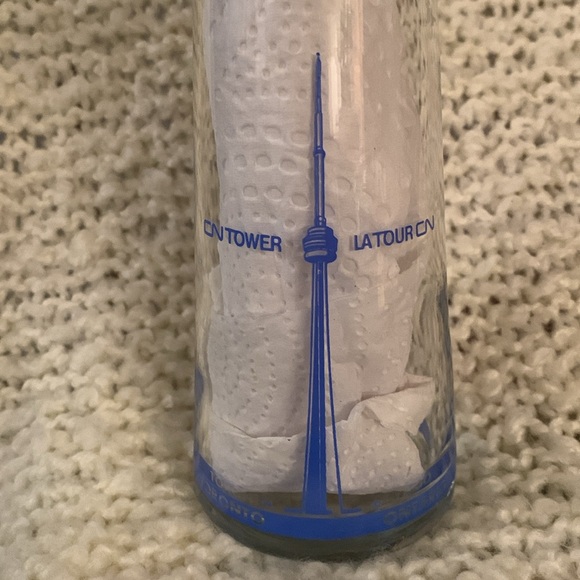 4 vintage CN Tower collector glasses, 6.5 inches high. - Picture 4 of 9